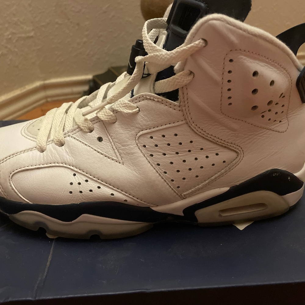 Men’s Jordan’s White and Navy Blue Sneakers size 8.5